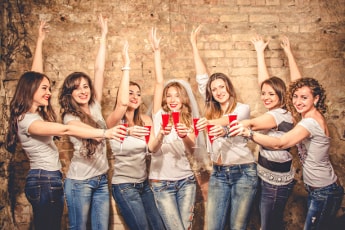 Chicas de despedida de cena